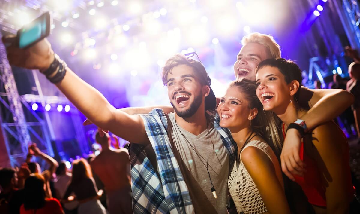 Mit Wingman Frauen ansprechen 4 Regeln für Flirterfolg