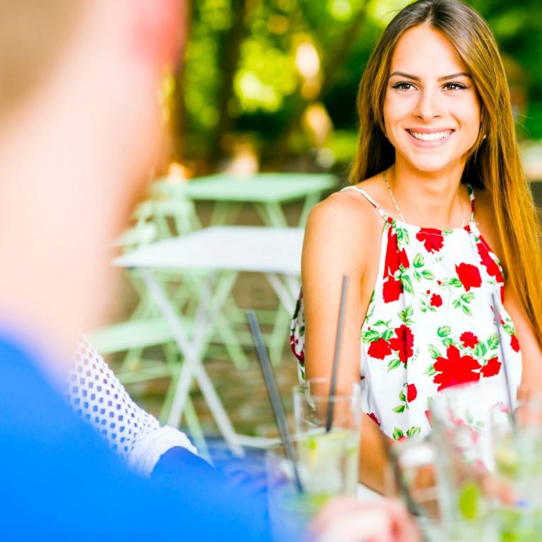 Steht sie auf mich? 6 geheime Signale, die du kennen musst