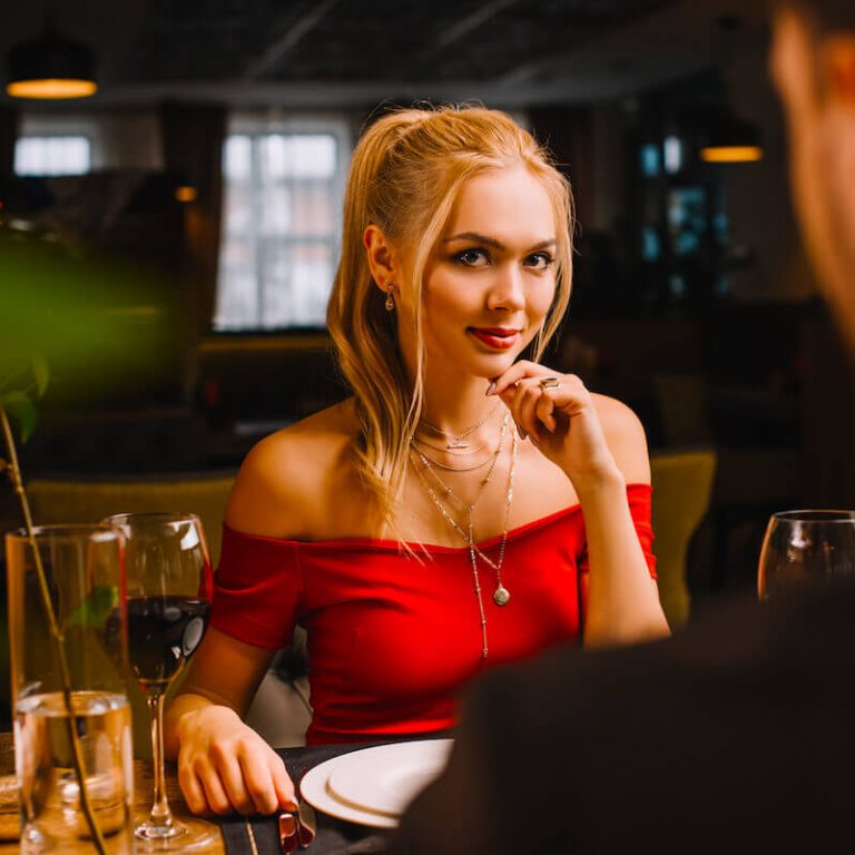 Erkenne mit diesen 3 Anzeichen, ob eine Frau heimlich auf dich steht